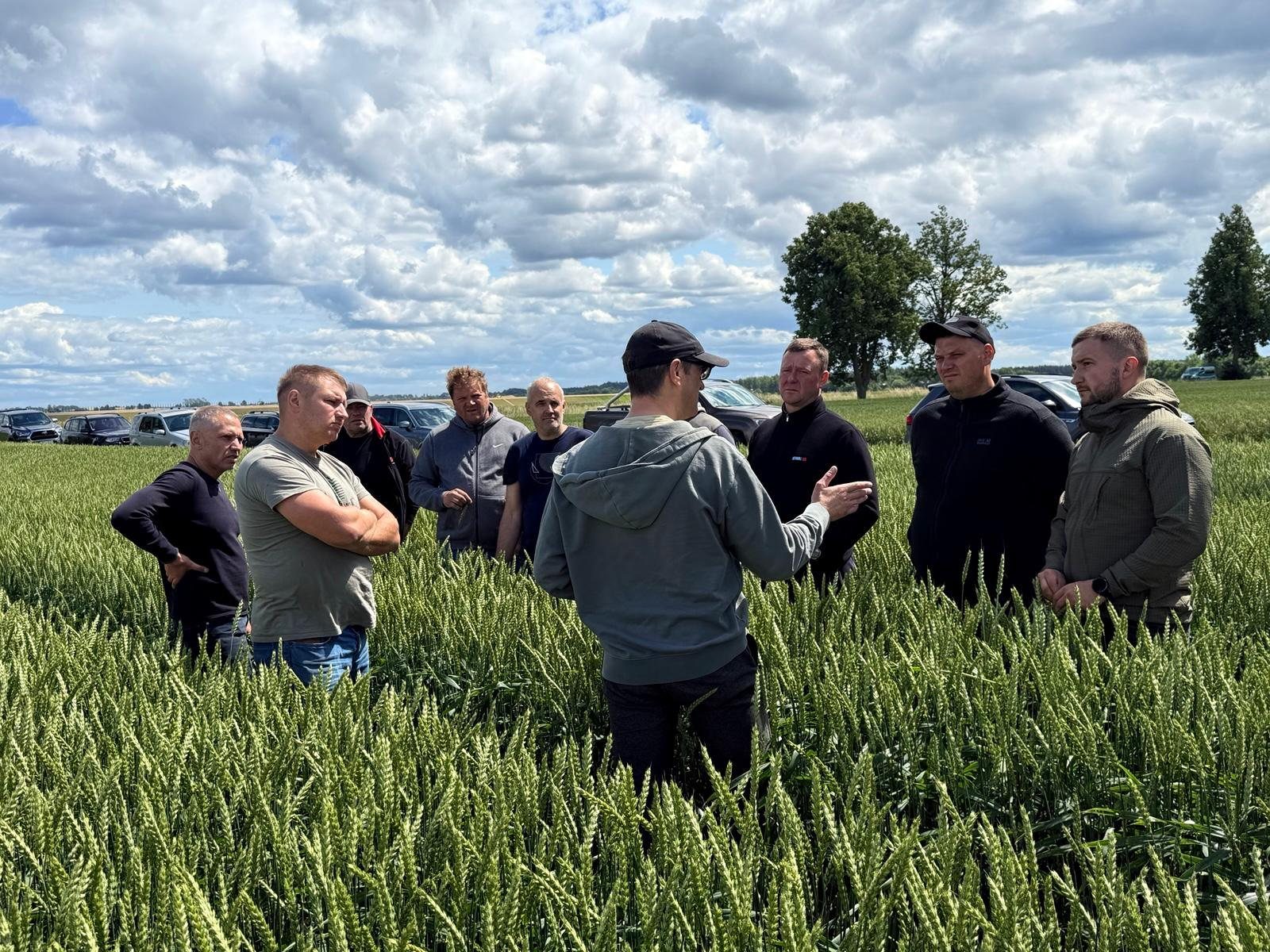 Põllupäev: põllumehed ja agronoomid nisupõllul